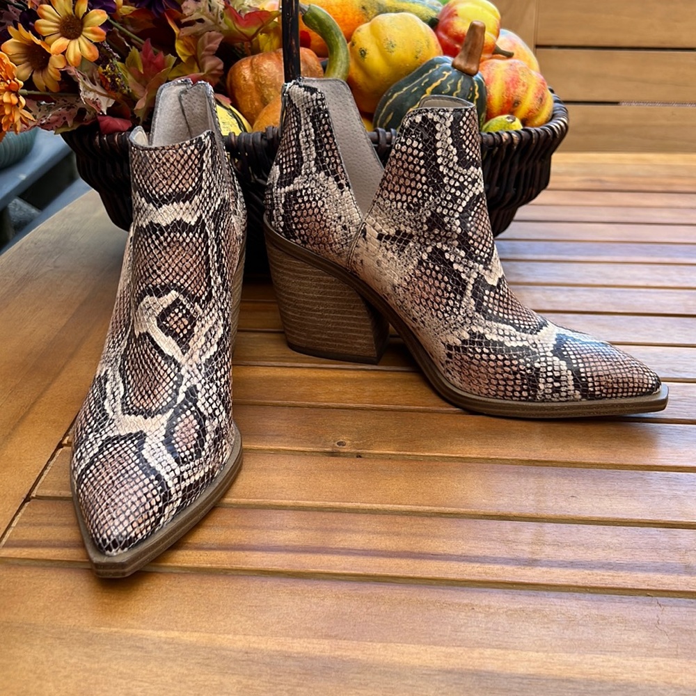 Vince Camuto leather reptile print boot SZ 9